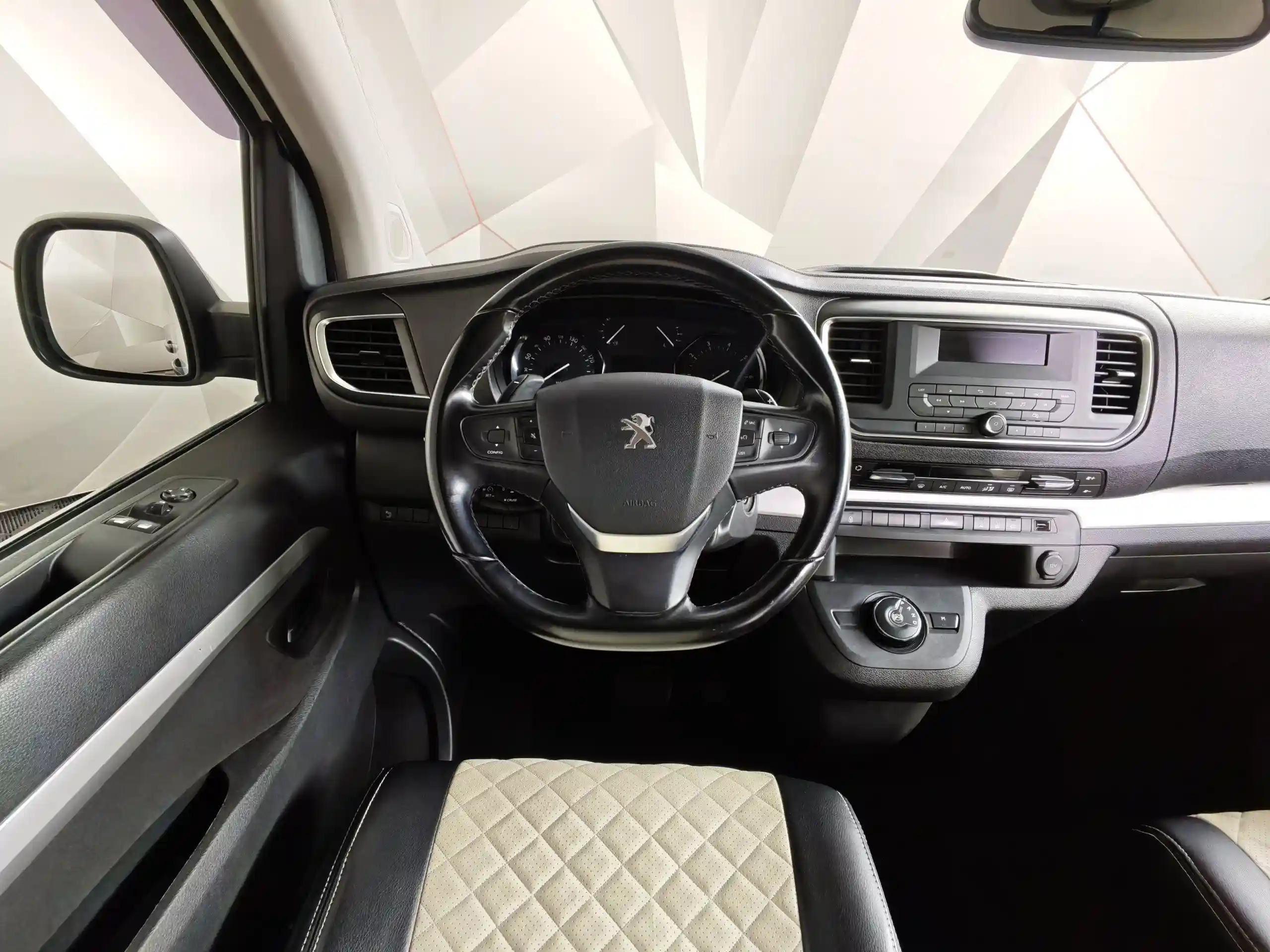 Peugeot Traveller 2021