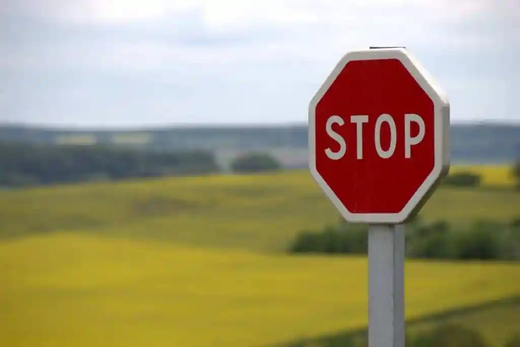 Дорожный знак или разметка: что важнее, что делать при их разногласиях?