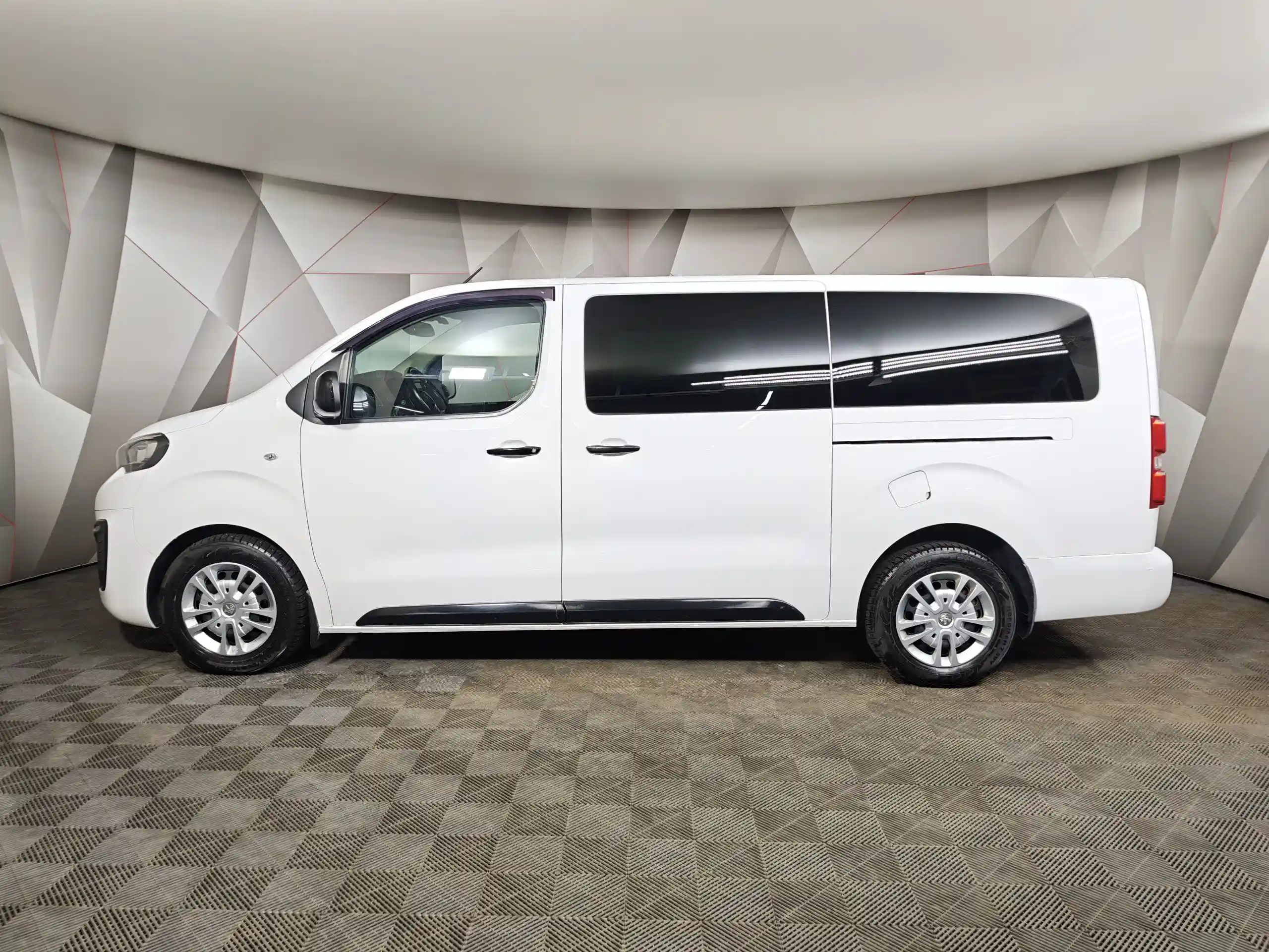 Peugeot Traveller 2021