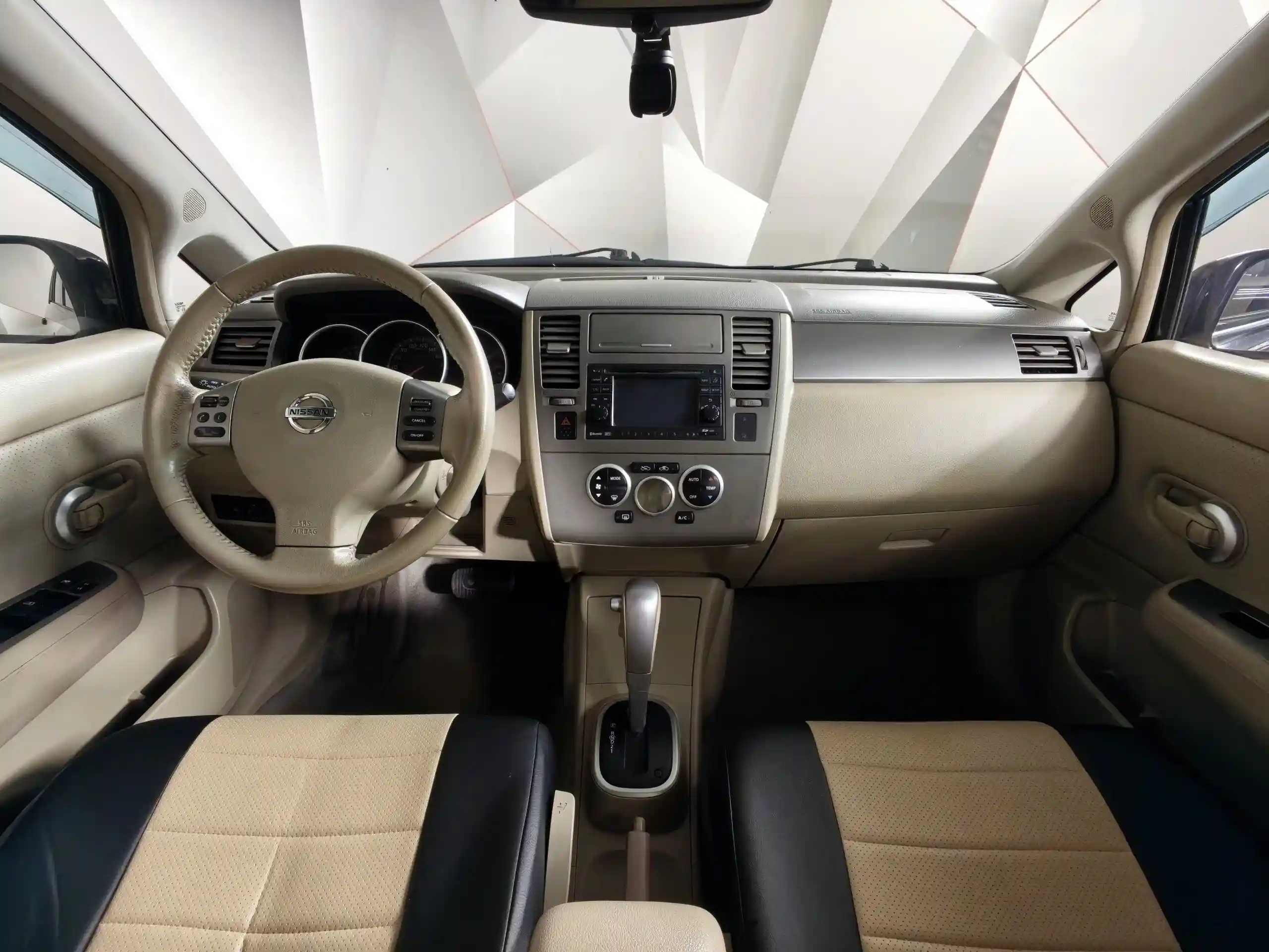 Nissan Tiida 2012