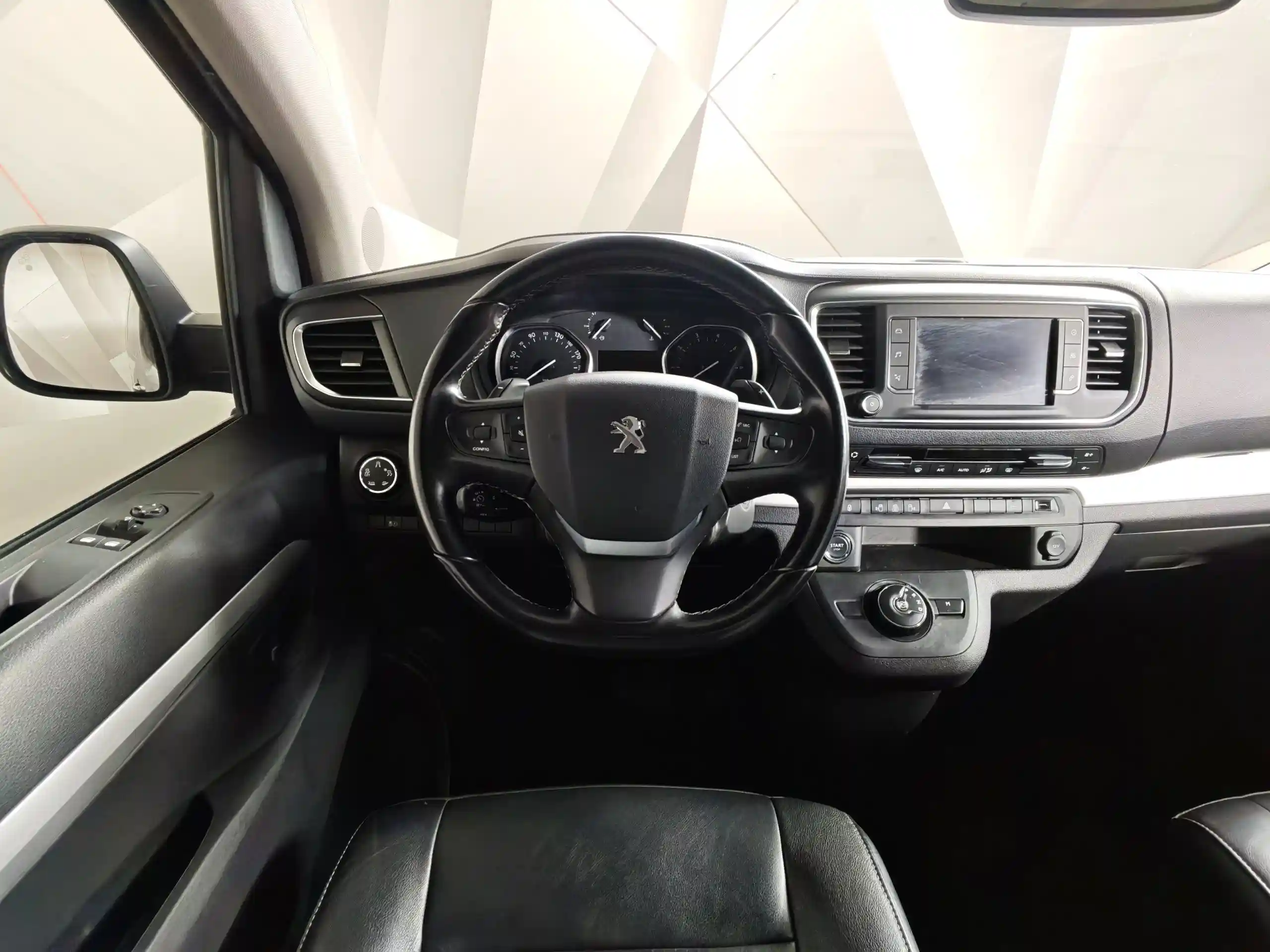 Peugeot Traveller Business 2018