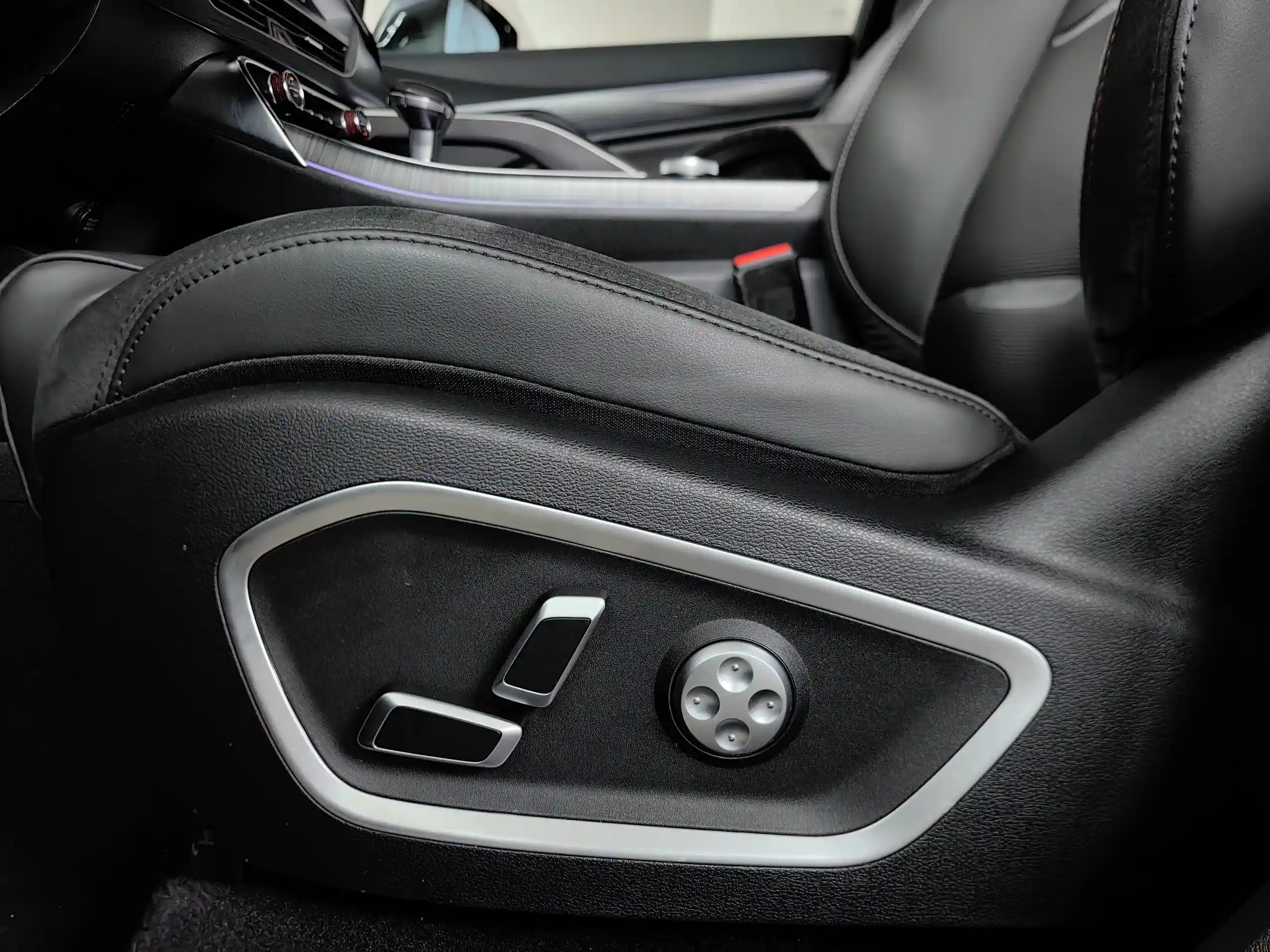 Geely Tugella 2022