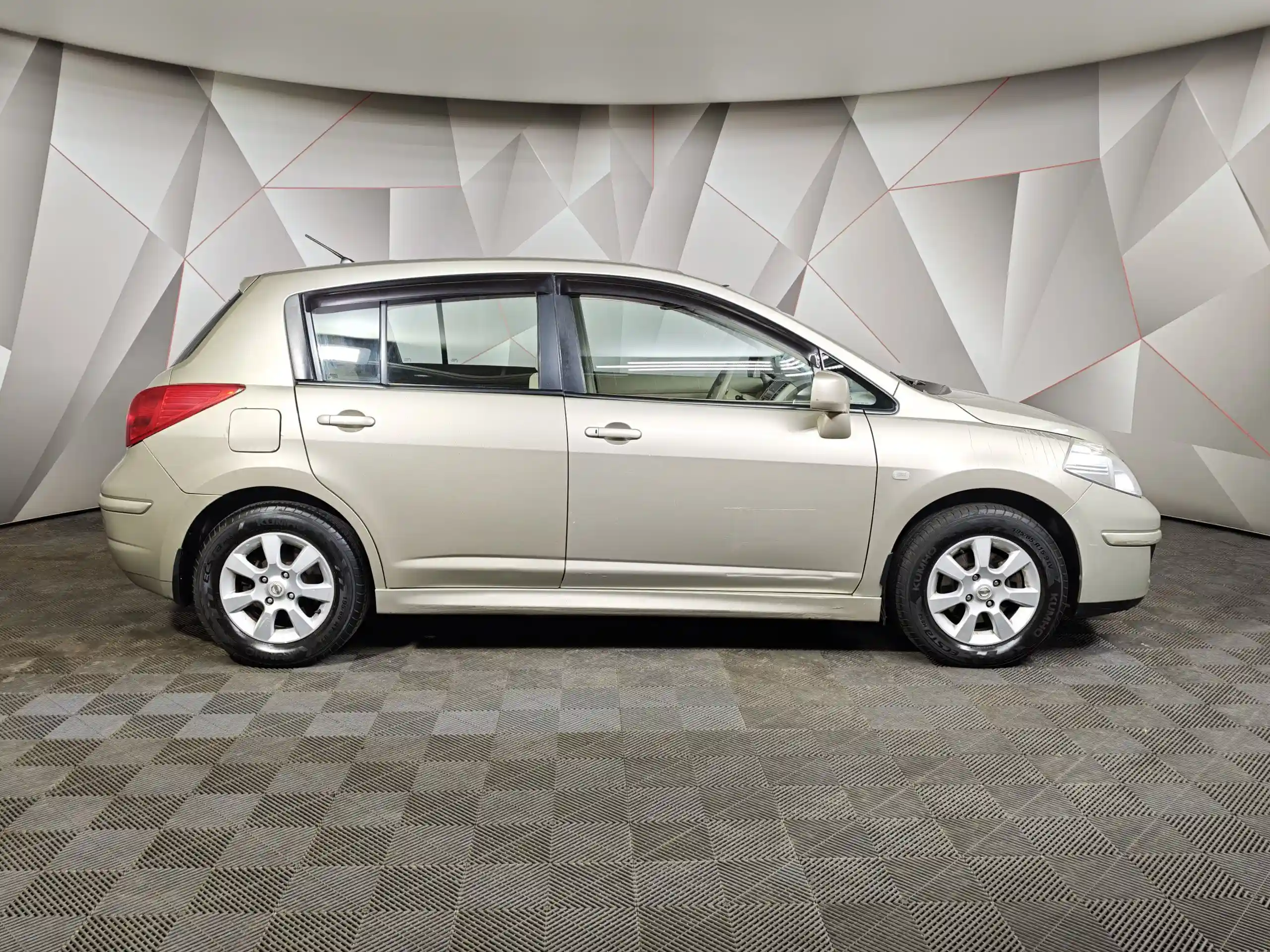 Nissan Tiida 2012