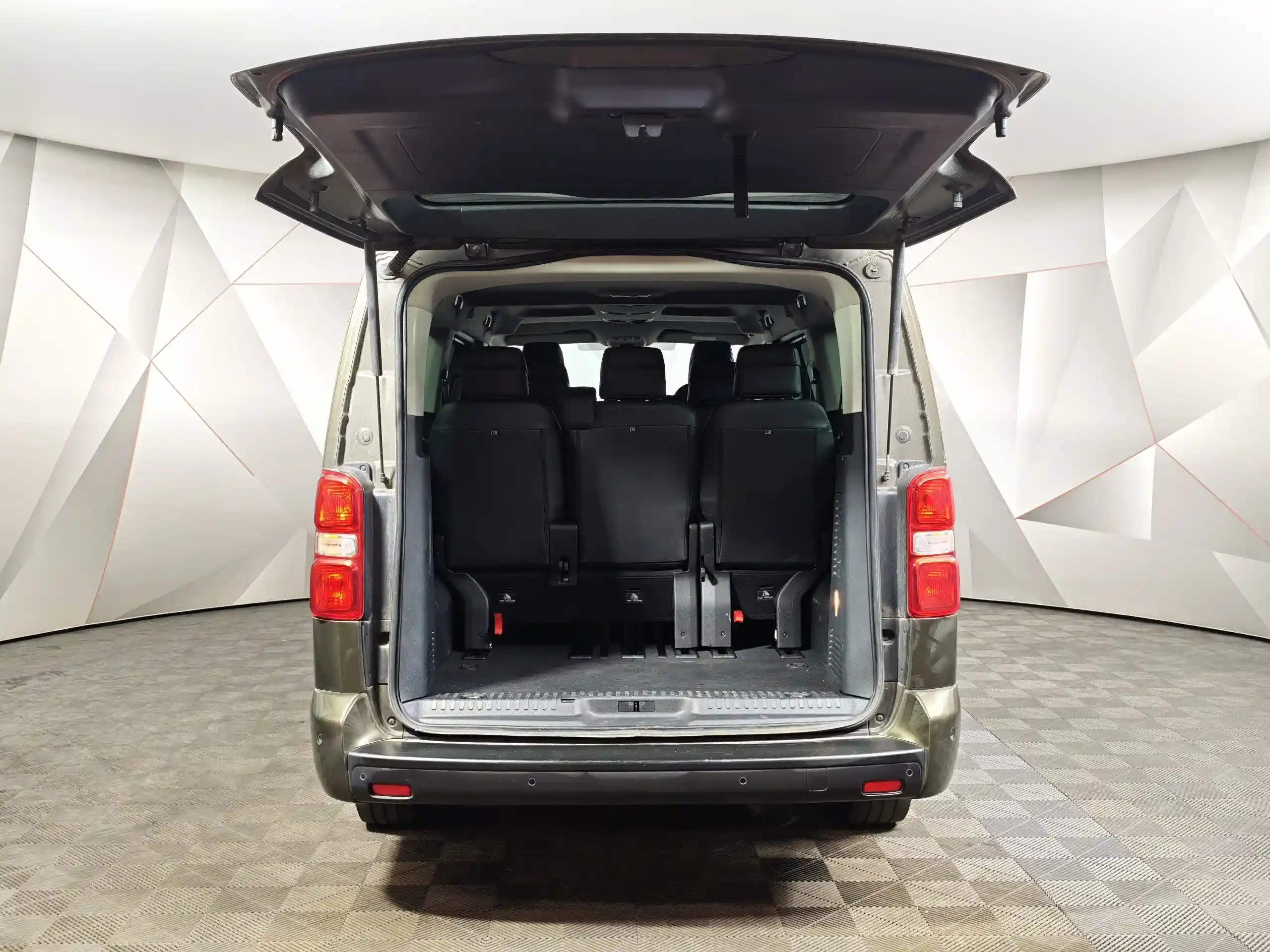 Peugeot Traveller Business 2018