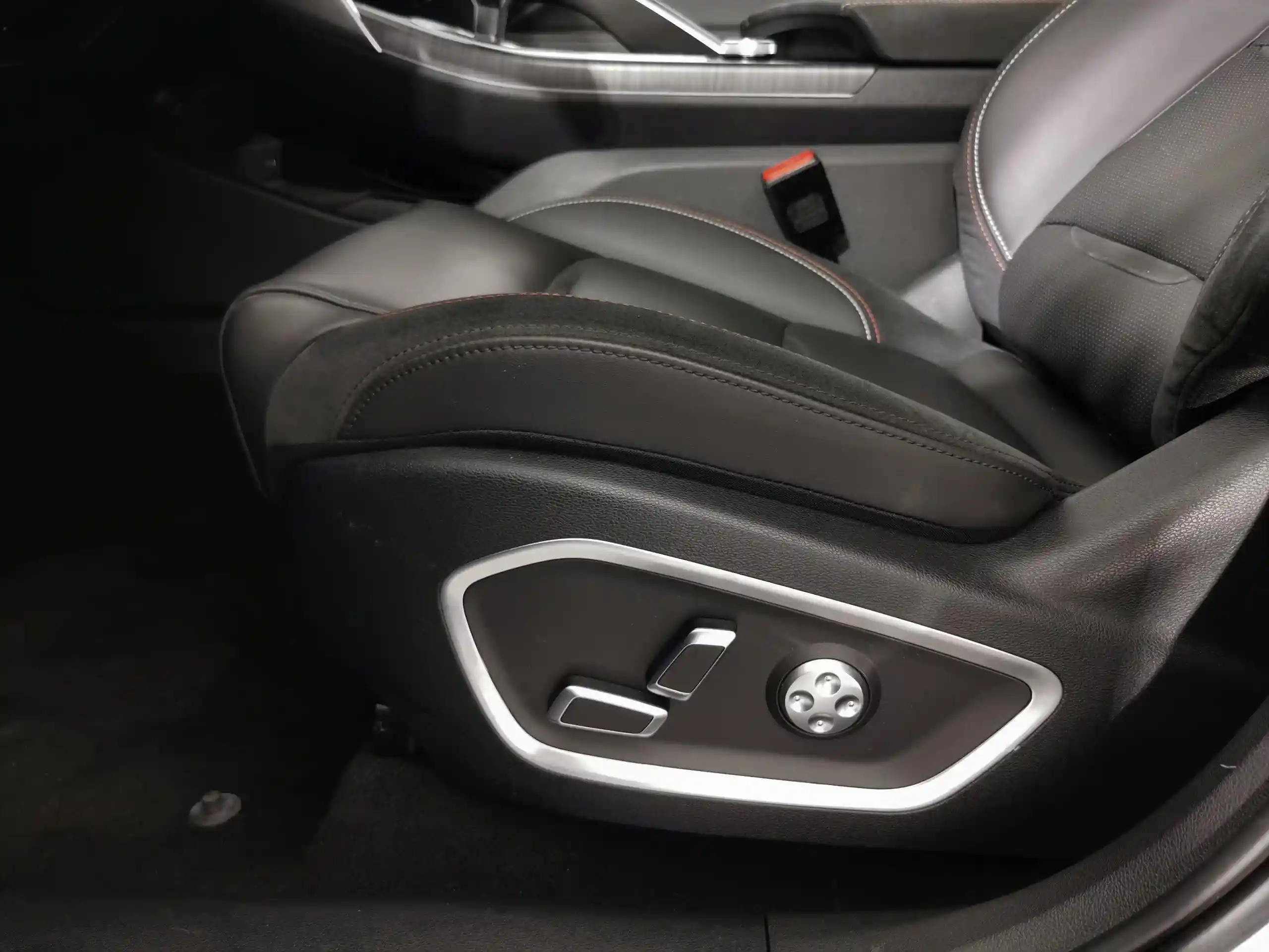 Geely Tugella 2022