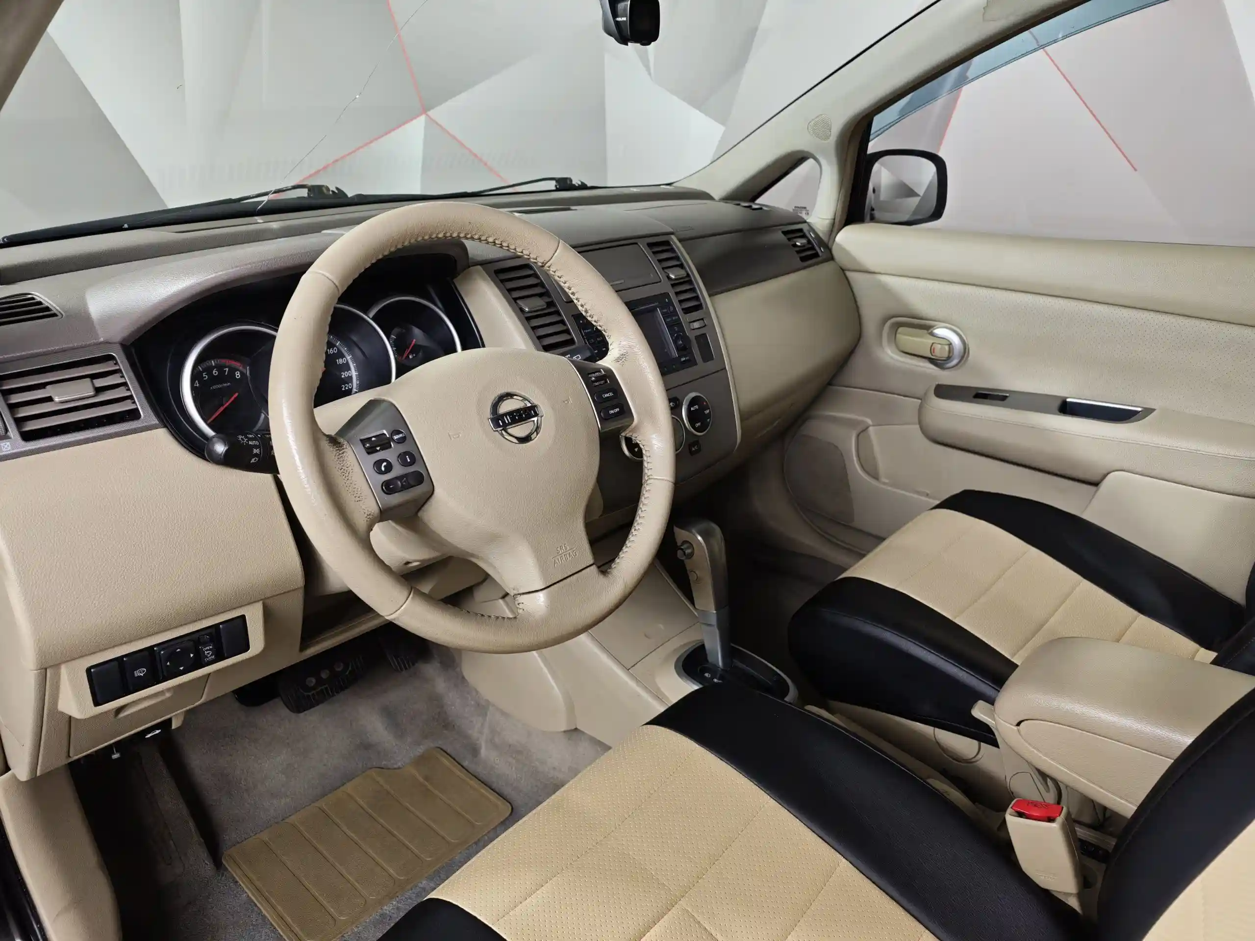 Nissan Tiida 2012