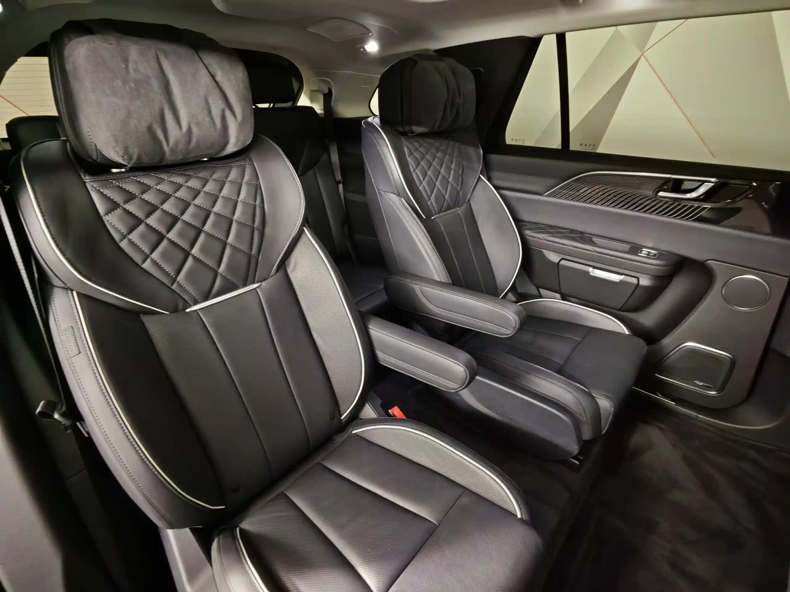 Hongqi E-HS9 2021