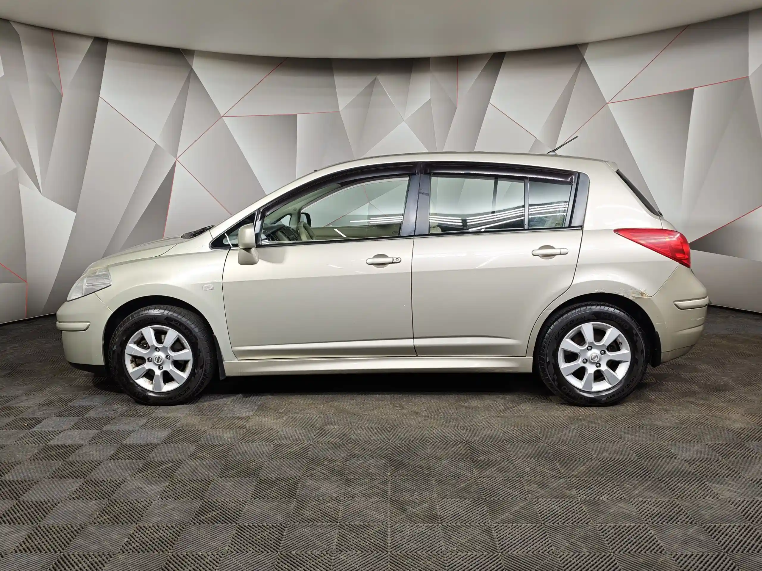 Nissan Tiida 2012