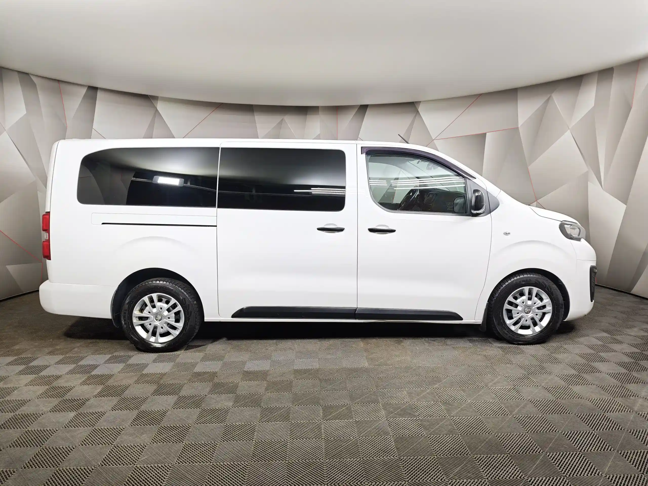 Peugeot Traveller 2021