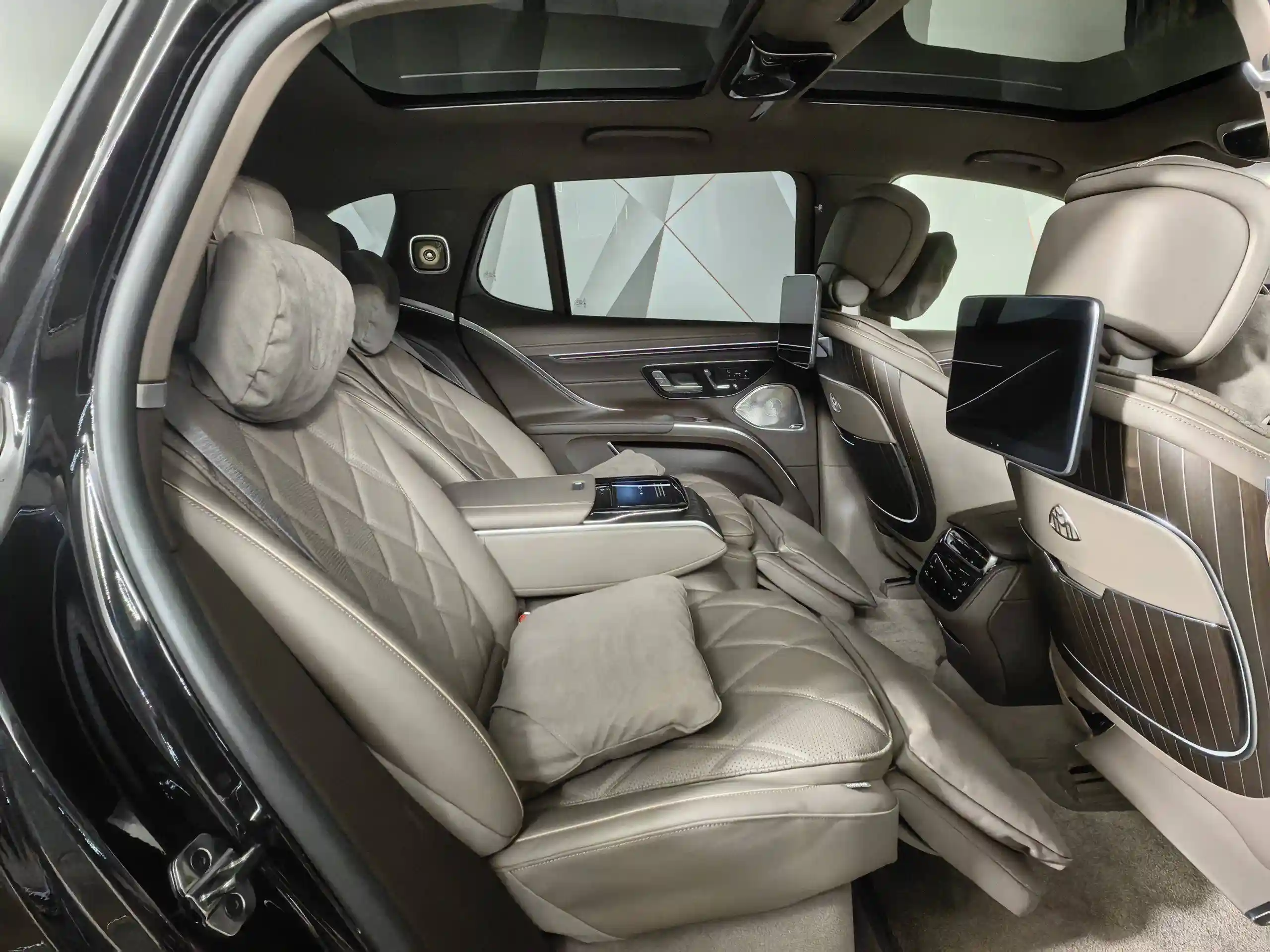 Mercedes-Benz Maybach EQS SUV 2024