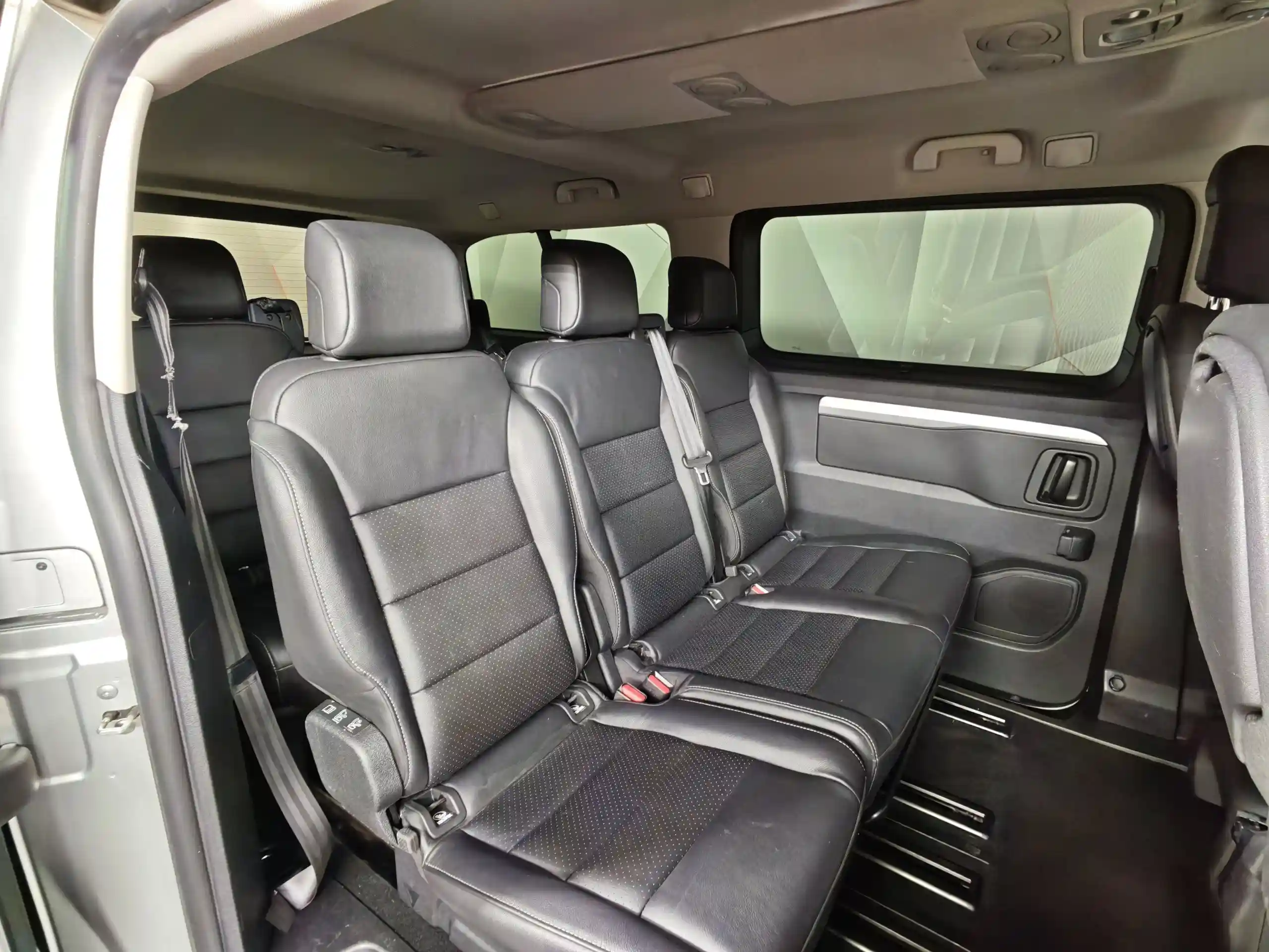 Peugeot Traveller Business 2020