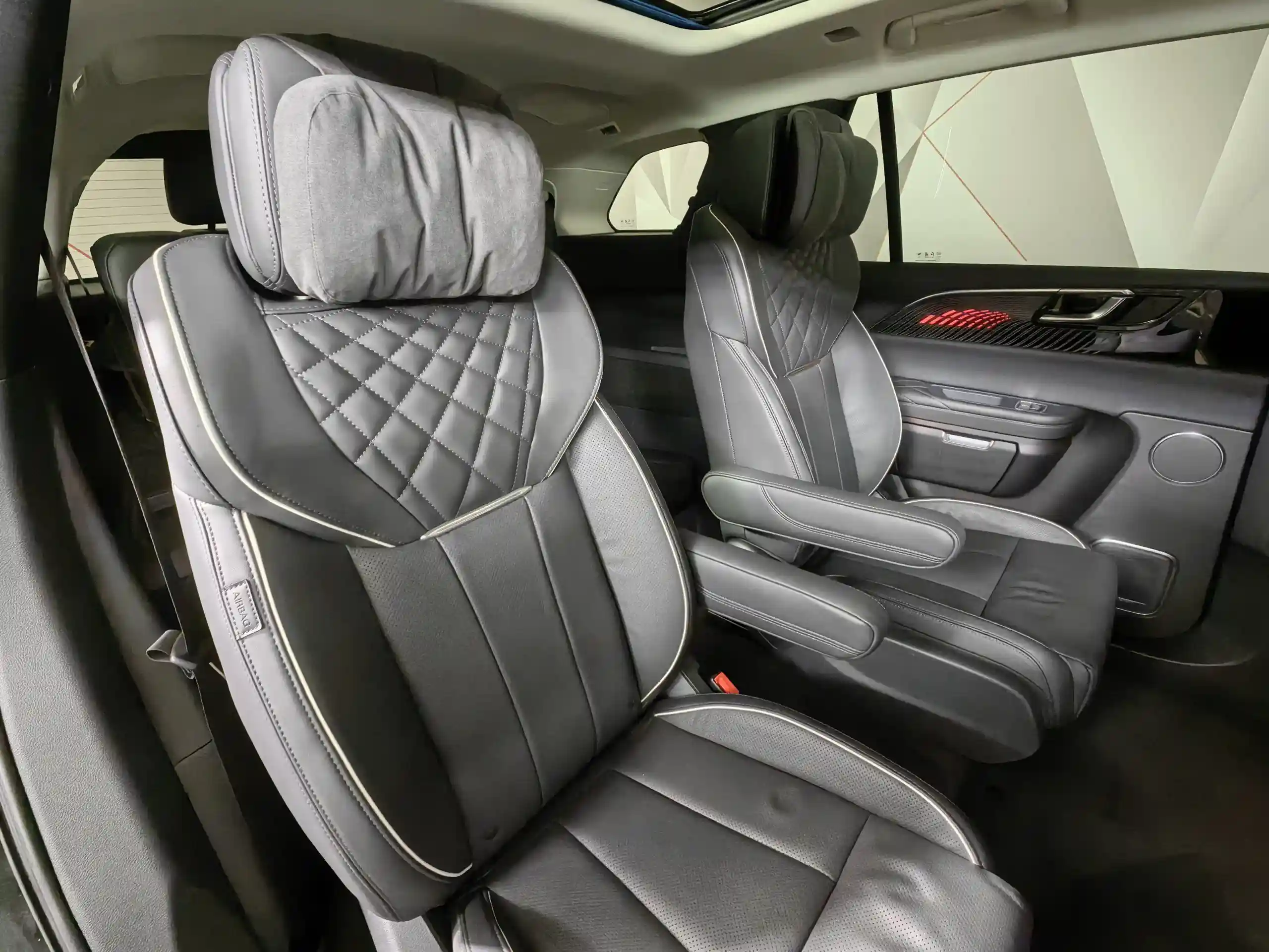 Hongqi E-HS9 2022