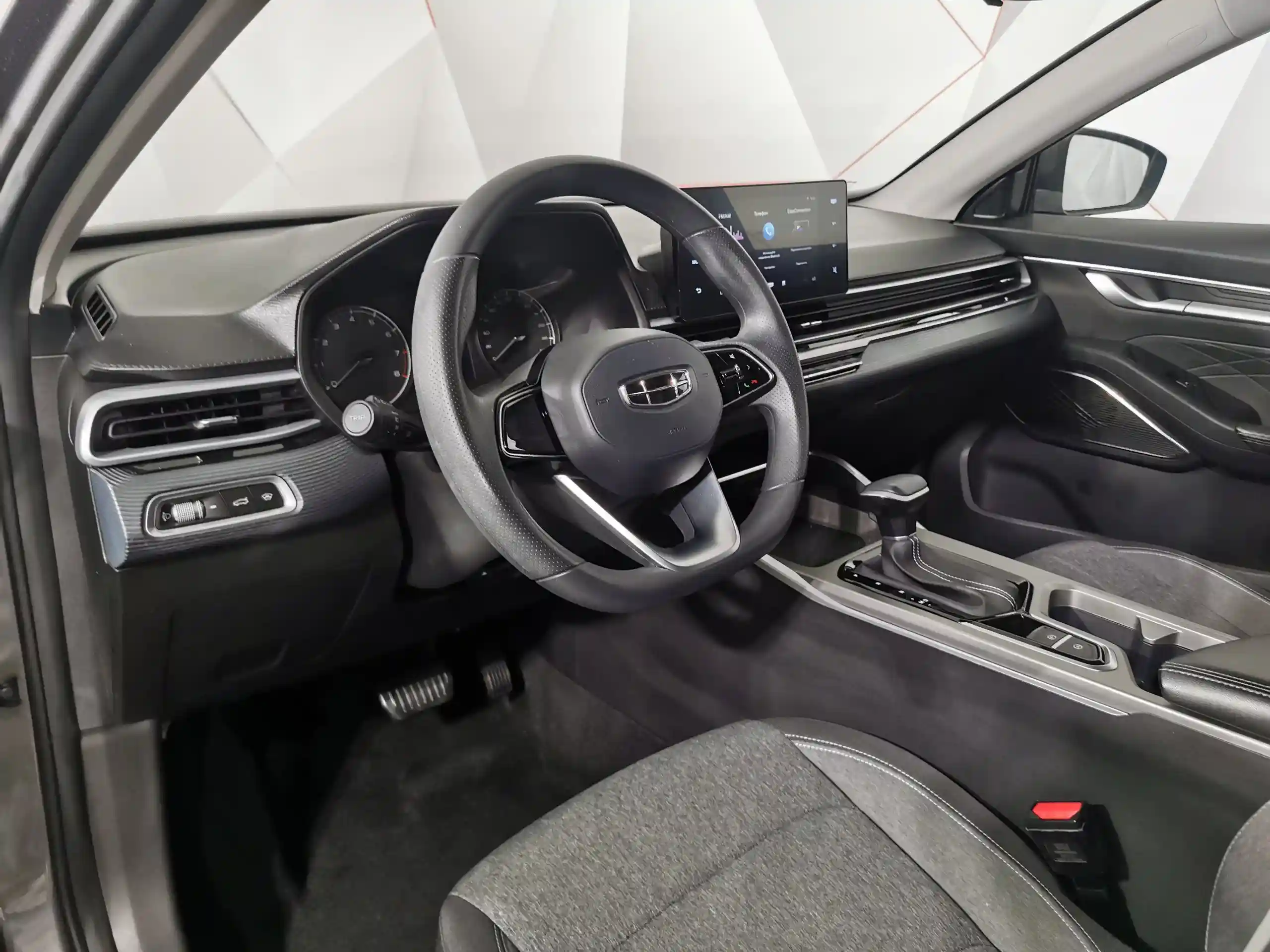 Geely Emgrand 2024
