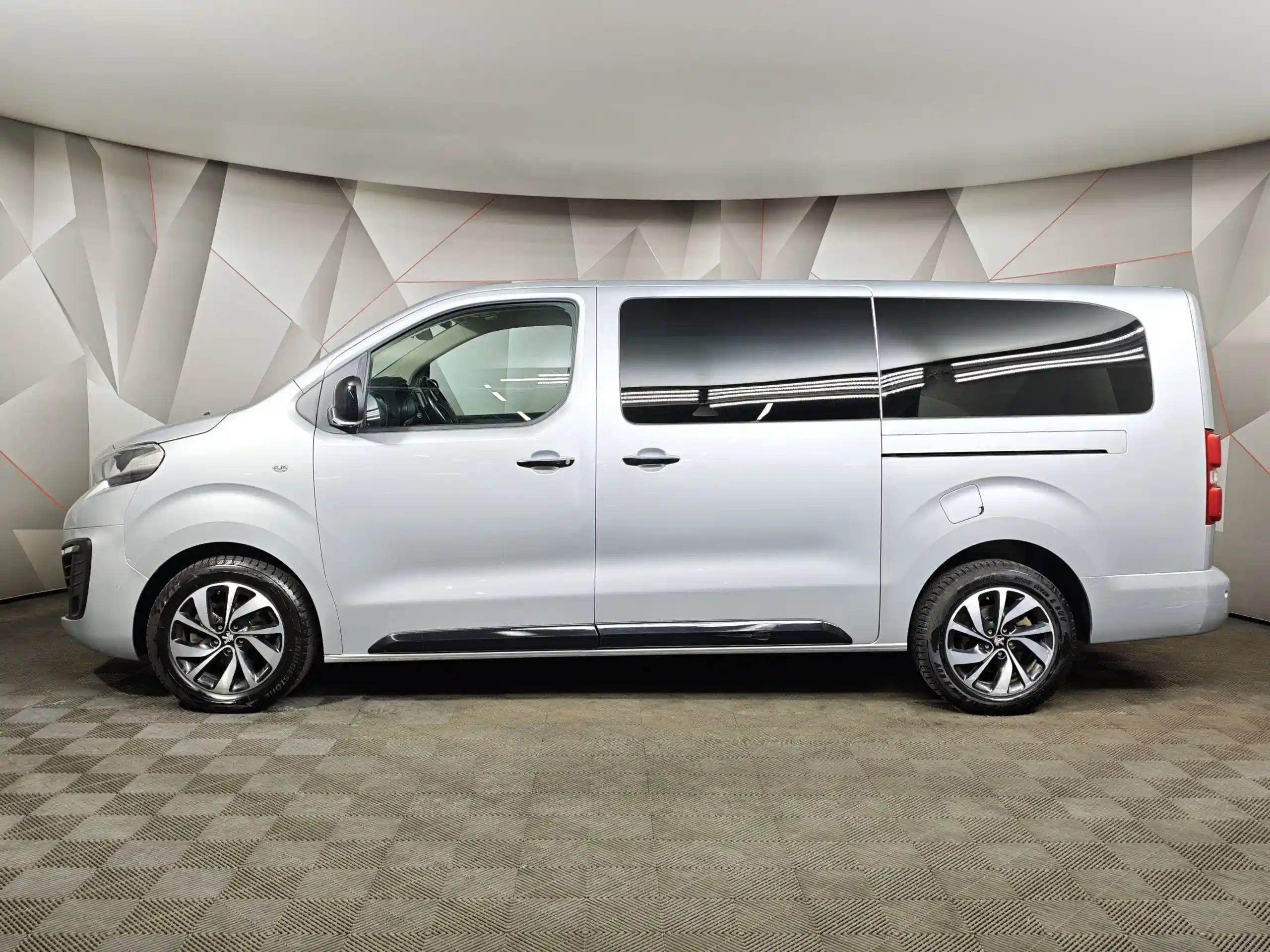 Peugeot Traveller Business 2020