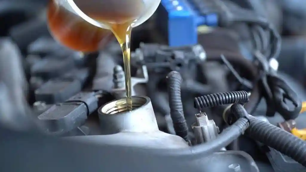 Что будет, если перелить или недолить масла в двигатель?