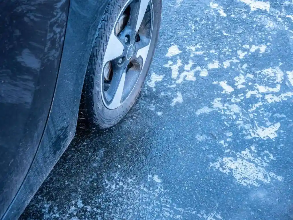 Что делать, если машина забуксовала на льду?