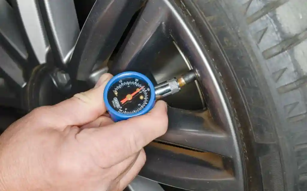 Как проверить давление в шинах?
